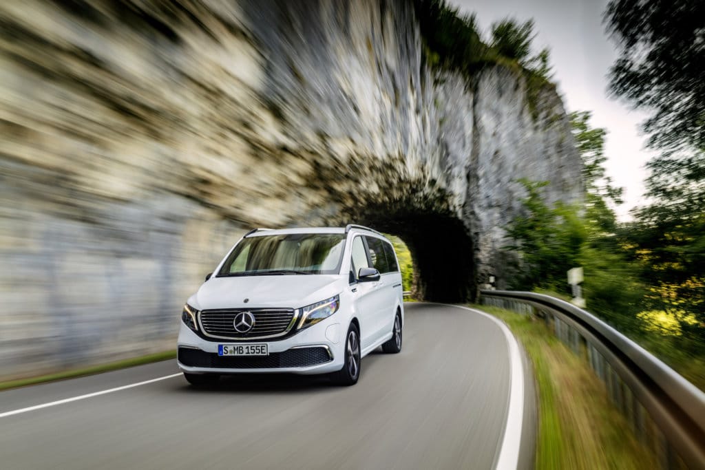 Der neue Mercedes-Benz EQV (Stromverbrauch kombiniert: 27,0 kWh/100 km; CO2-Emissionen kombiniert: 0 g/km, Angaben vorläufig) - Exterieur, Bergkristallweiß metallic, Black Panel-Kühlergrill mit Chromlamellen // The new Mercedes-Benz EQV (combined power consumption: 27.0 kWh/100 km; combined CO2 emissions: 0 g/km, provisional figures) – Exterior, Mountain crystal white metallic, black panel radiator grille with chrome fins