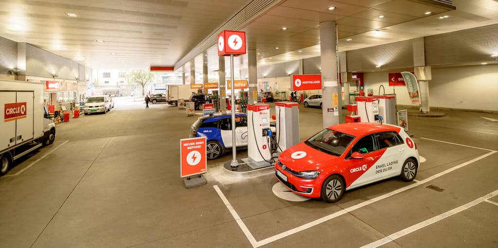 The Circle K station at Place Kiellands has been equipped with 4 50 kW and 2 150 kW bollards.