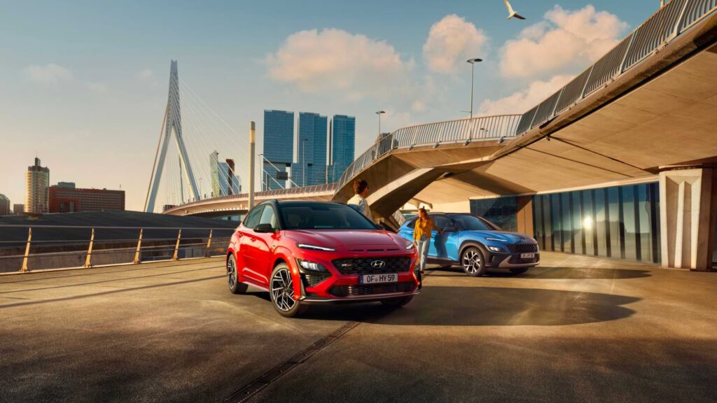 Hyundai Kona rouge et bleue