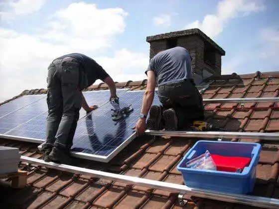 Installation von Sonnenkollektoren auf dem Dach