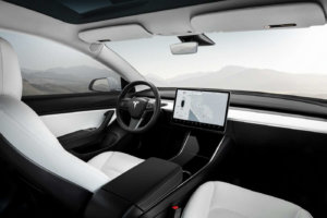voiture électrique autouroute Tesla model S intérieur