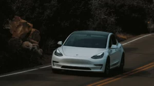Tesla-model-y-blanche-route
