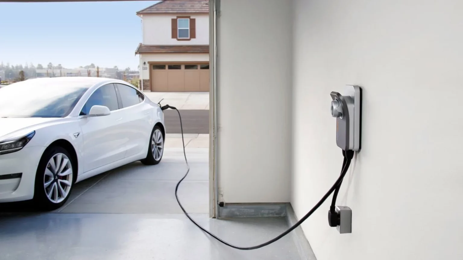 Tesla sur borne de recharge
