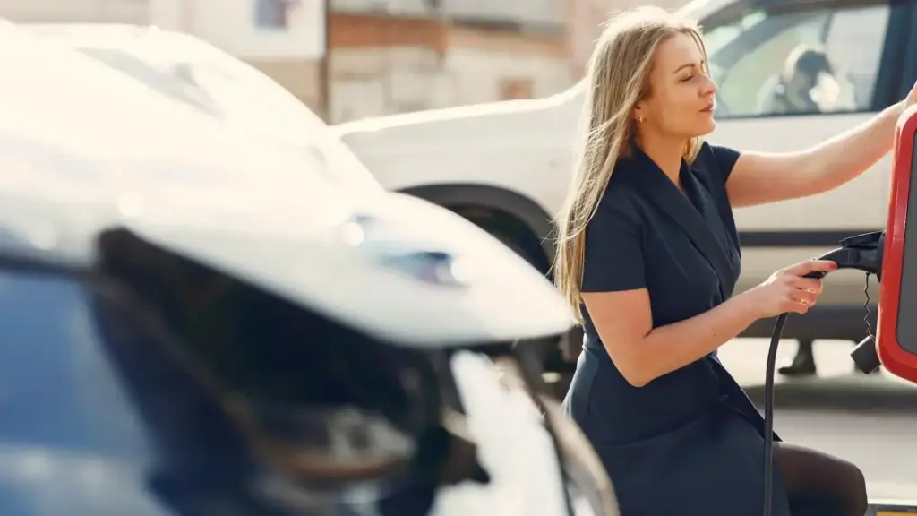 Voiture électrique avec une femme