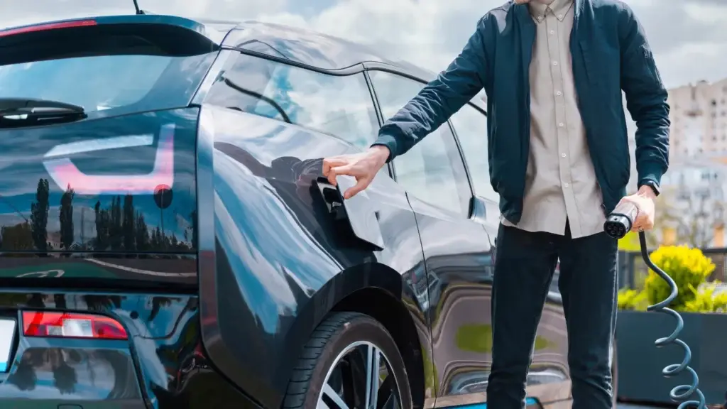 Recharge voiture électrique homme