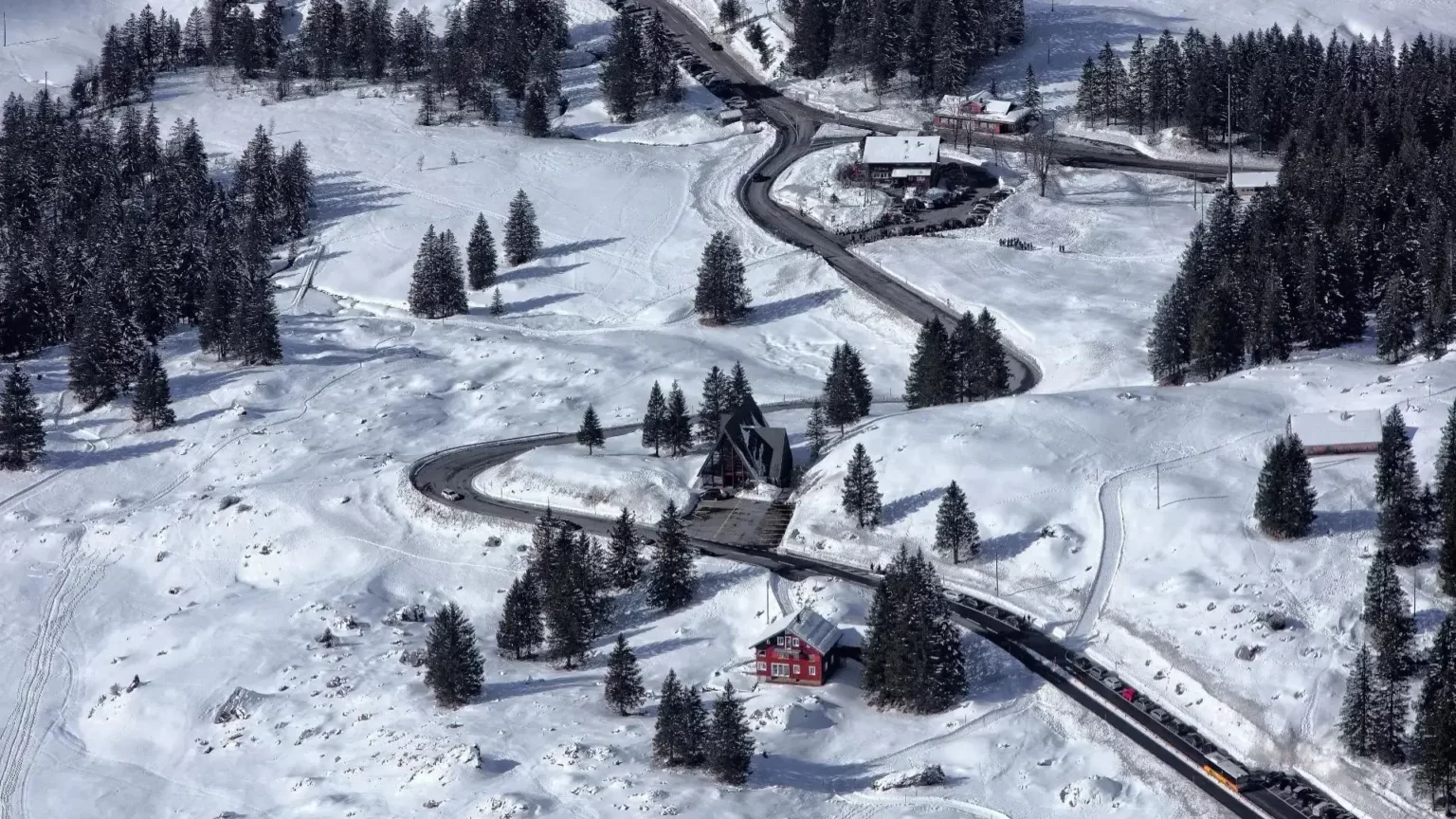 Paysage route voiture ski