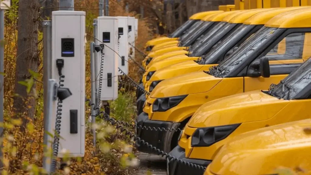 gelbes elektrisches Nutzfahrzeug