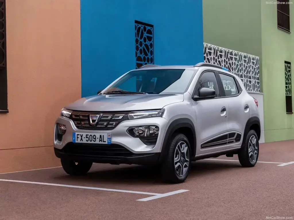 dacia spring garé