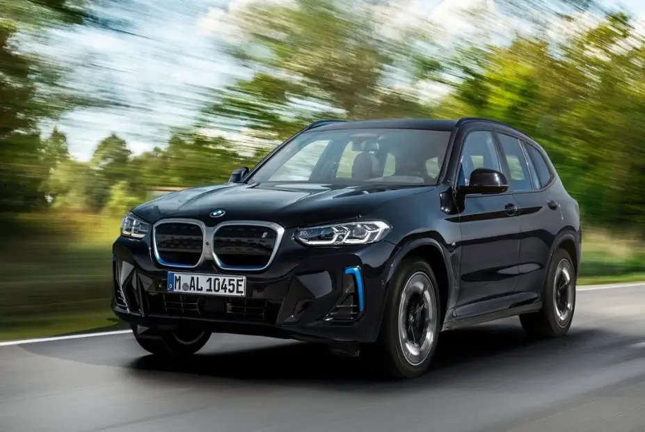 BMW iX3 zwarte zijkant