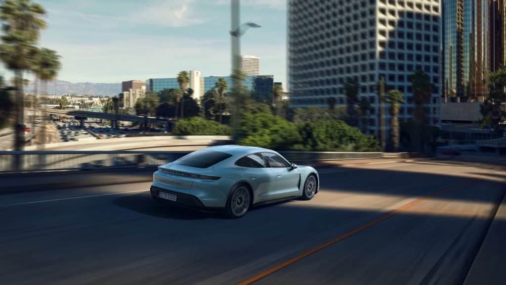 Porsche Taycan profil dans la rue