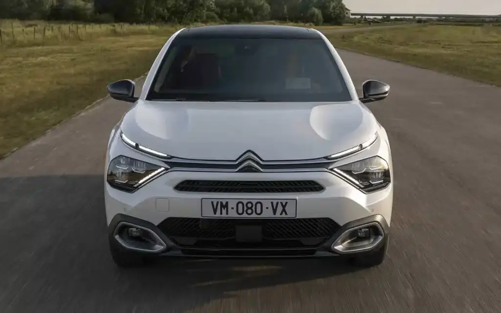 Citroën ë-C4 X Beev front view