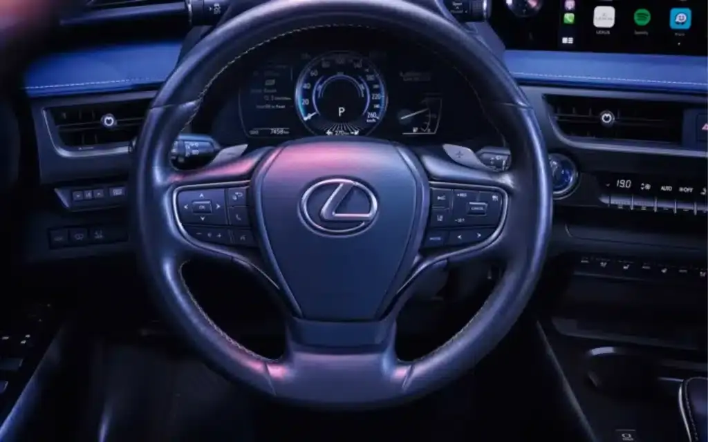 Lexus UX 300e volant