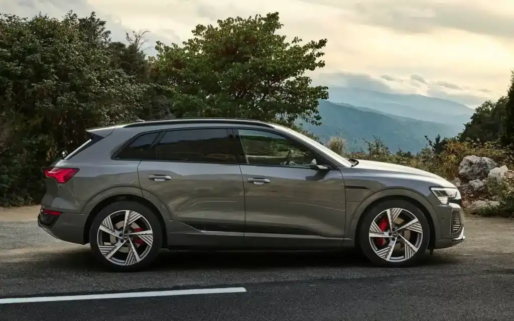 Audi Q8 55 e-tron profil