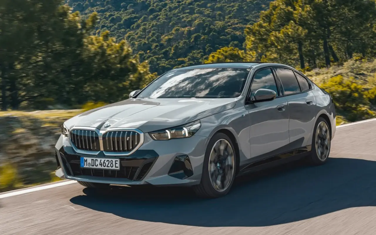 BMW i5 op de weg