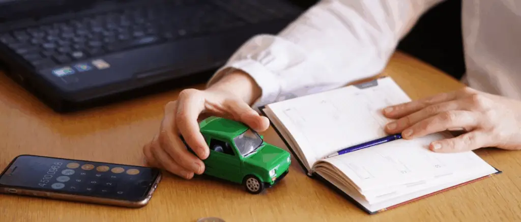Personne calculant le coût d’un véhicule