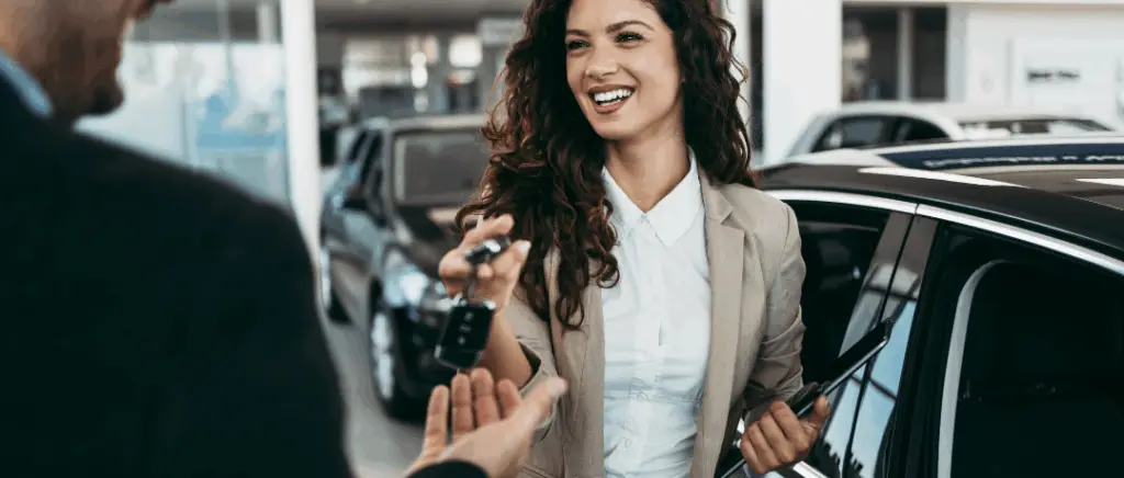 Une femme confie ses clefs de voiture à un expert