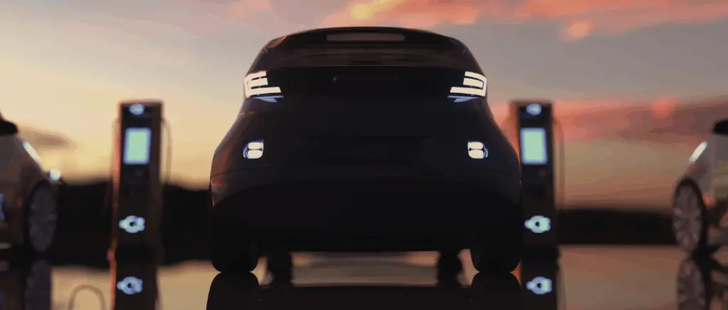 voiture électrique 2026 de dos dans le noir avec phares arrières allumés