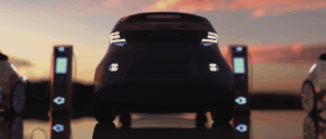 voiture électrique 2026 de dos dans le noir avec phares arrières allumés