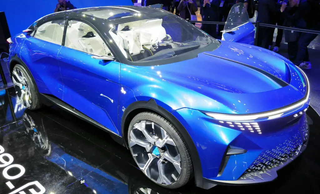 Une Alpine A390 Concept bleue exposée au Mondial de l'automobile de Paris 2024