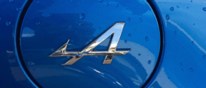 logo Alpine argenté sur une carrosserie bleue