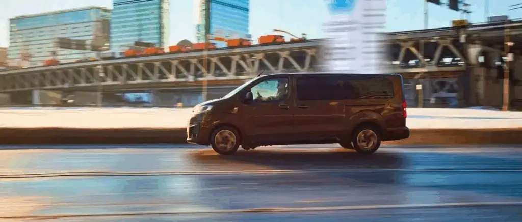 un utilitaire électrique roule sur la route