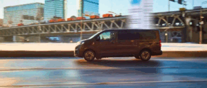 un utilitaire électrique roule sur la route