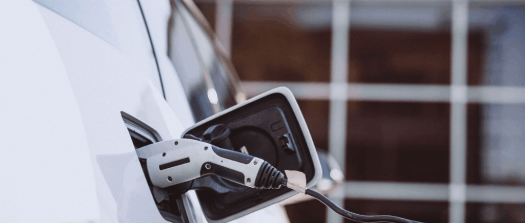 gros plan sur la prise d'une voiture qui est en train de recharger