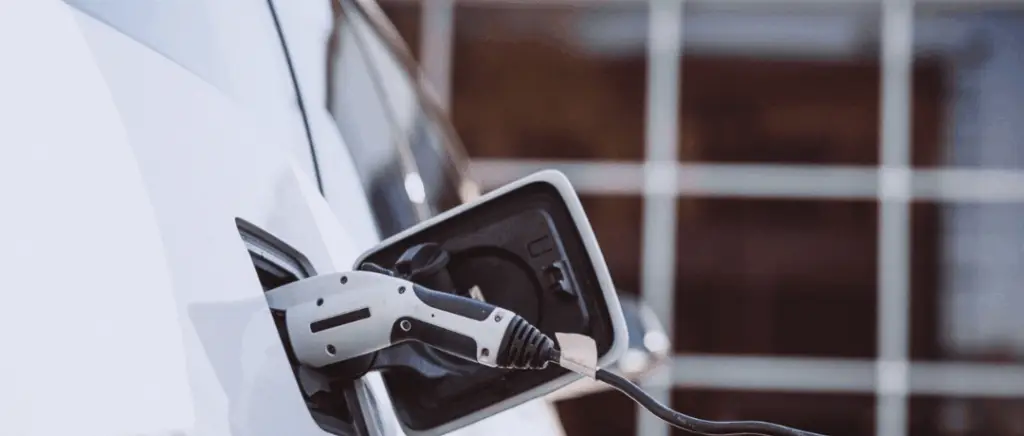 gros plan sur la prise d'une voiture qui est en train de recharger