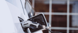 gros plan sur la prise d'une voiture qui est en train de recharger