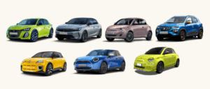 les 7 citadines électriques sont présentées sur un fond beige