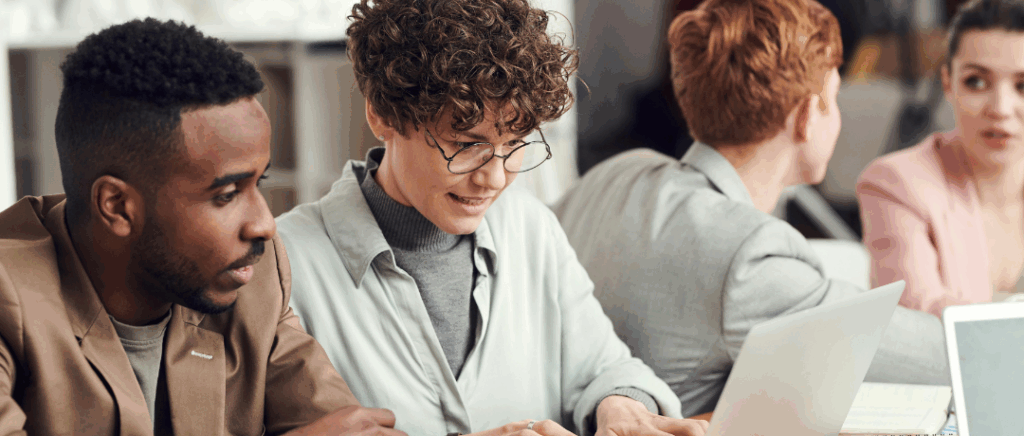 Un homme et une femme côte à côte gèrent leur flotte automobile avec le Fleet Manager