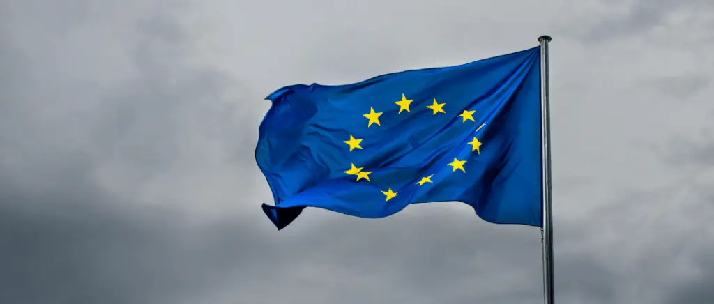 drapeau européen qui flotte au vent sur un fond de nuage gris