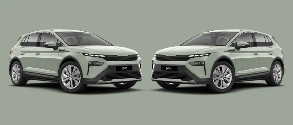 Deux Skoda Elroq électriques se tiennent côte à côte sur un fond vert sauge