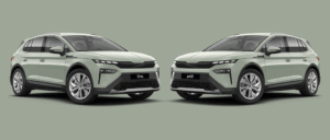 Deux Skoda Elroq électriques se tiennent côte à côte sur un fond vert sauge