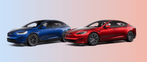 une tesla model x dual motor bleue se tient à côté d'une tesla model s dual motor rouge sur un fond de couleur dégradé