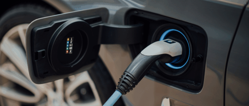 gros plan sur une prise branchée sur une voiture électrique