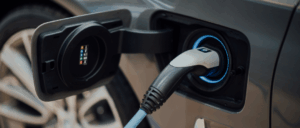 gros plan sur une prise branchée sur une voiture électrique