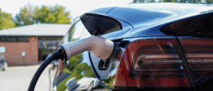 une voiture de dos en train de charger