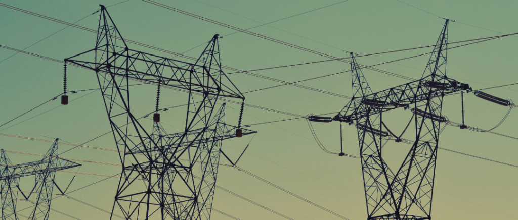 des poteaux électriques sont pris en photo sur un fond de ciel