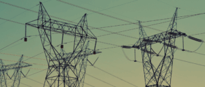 des poteaux électriques sont pris en photo sur un fond de ciel