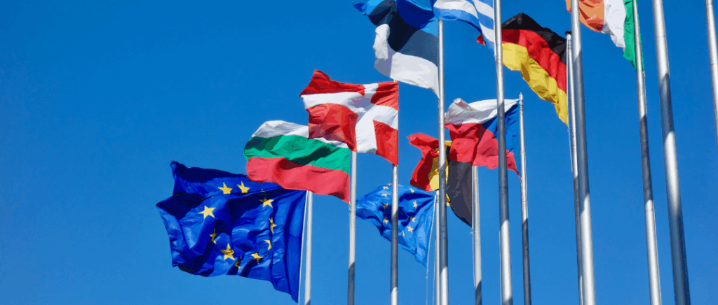 le drapeau de l'europe et des pays faisant partie de l'union européenne flottent au vent sur fond de ciel bleu