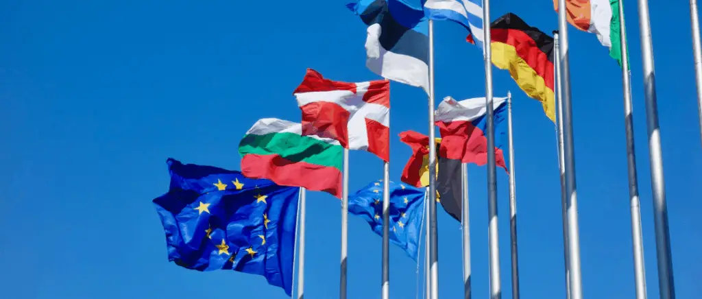 le drapeau de l'europe et des pays faisant partie de l'union européenne flottent au vent sur fond de ciel bleu
