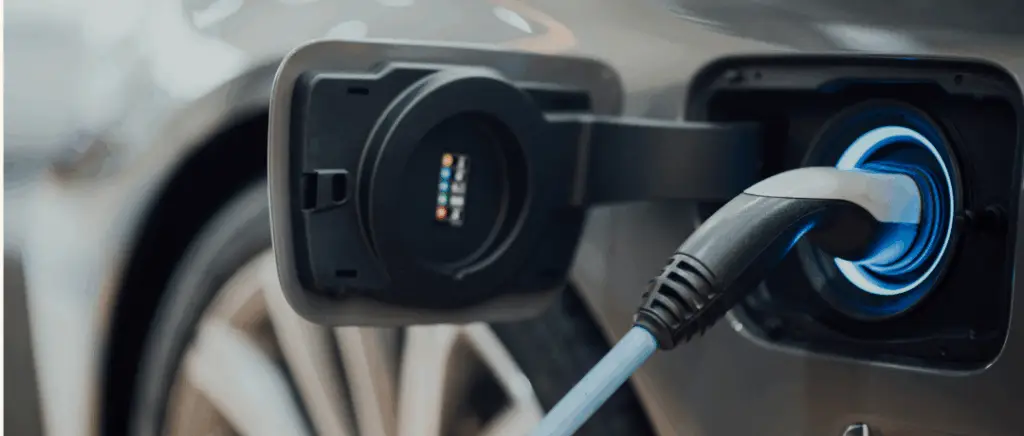 zoom sur une voiture électrique en train de charger