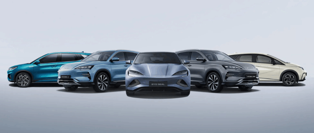 plusieurs véhicules BYD sont pris en photo de face sur un fond gris