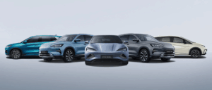 plusieurs véhicules BYD sont pris en photo de face sur un fond gris