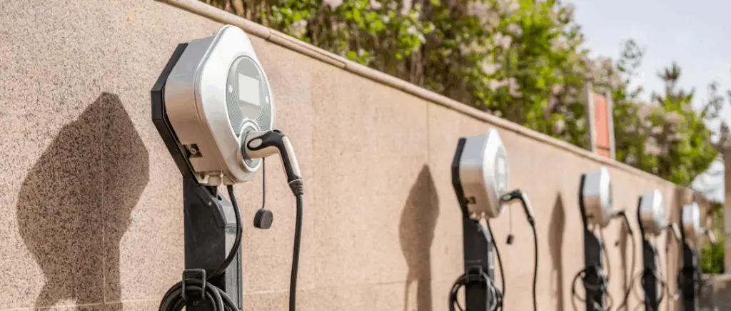 bornes de recharge posées côte à côte contre un mur