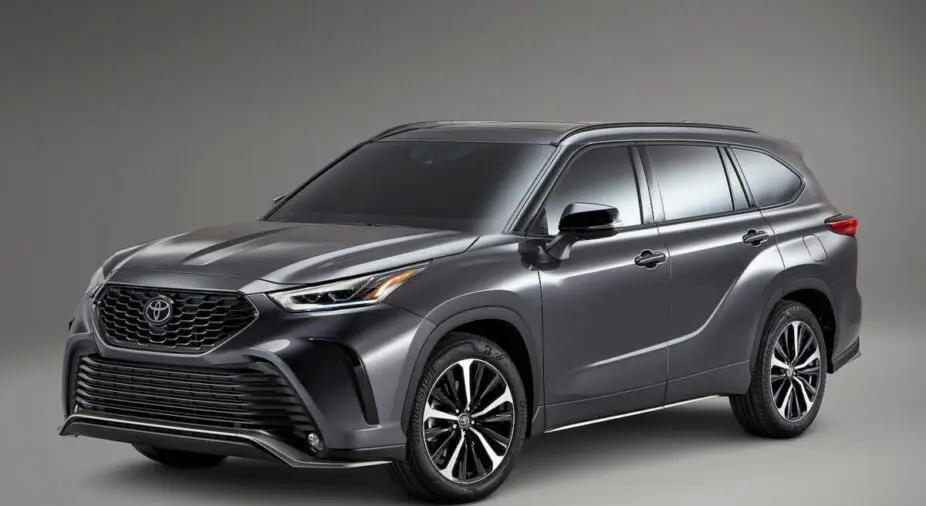 Toyota Highlander de couleur grise pris de trois quart