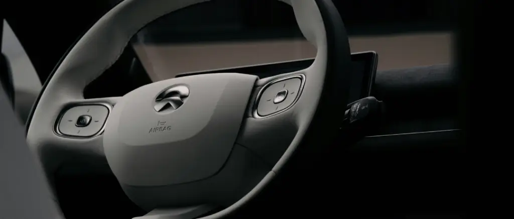 gros plan d'un volant de voiture de la marque chinoise Nio