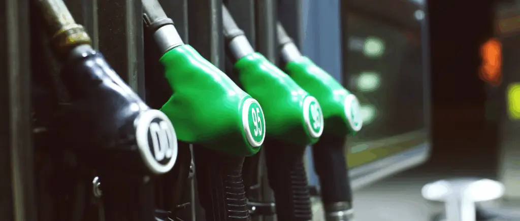 des pistolets à essence de stations-service