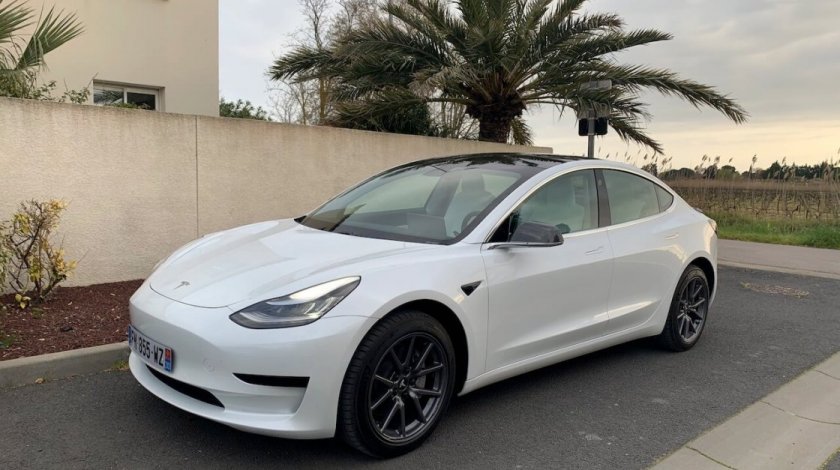Tesla Model 3 - voiture électrique autoroute